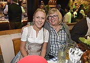 Andrea Raudies mit Mutter Barbara Klappert  auf der  FCR Wiesn in der Fischer Vroni ©Fotos: Agentur Schneider-Press/Frank Rollitz 